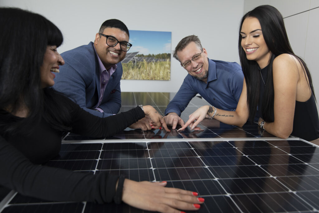 Group picture of GOLDBECKSOLAR team around a table.